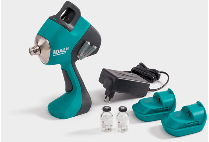 Dispositivo IDAL con accesorios. Cargador, baterias y viales de vacuna.