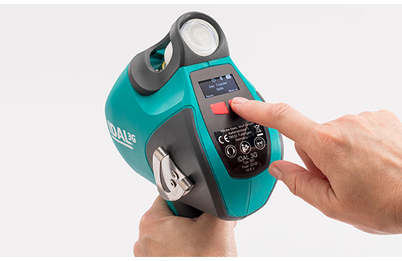 Manos cogiendo un sistema IDAL